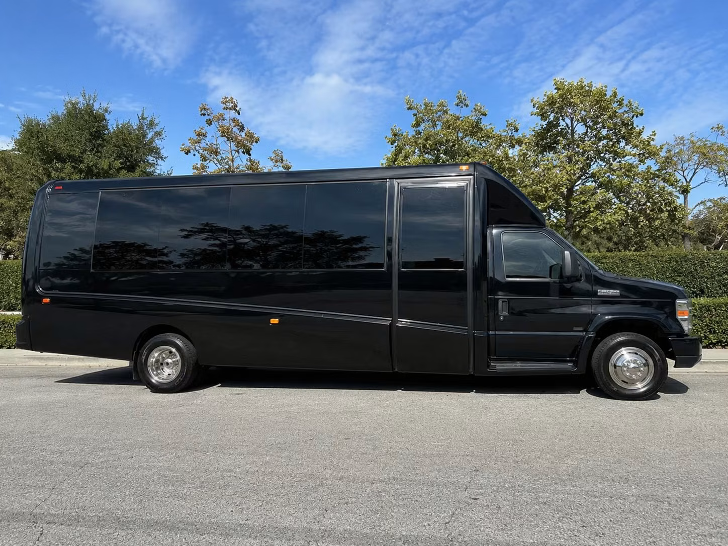 chesapeake minibus rentals for smaller prom groups who want a premium ride